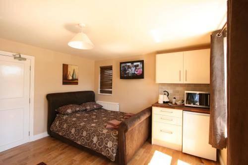 Central Studios Gloucester Road by RoomsBooked - Free Parking reception